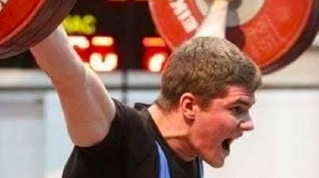 Важкоатлет Олександр Гладиш піднімає штангу
