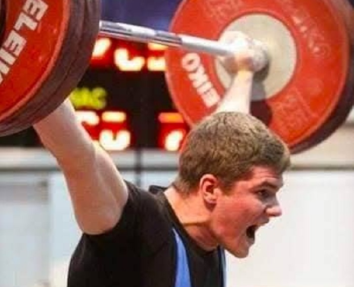 Важкоатлет Олександр Гладиш піднімає штангу
