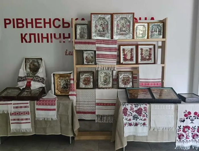 У Рівненській обласній лікарні відкрили виставку унікальних фольгових ікон