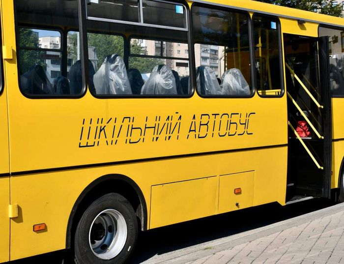 П’ять шкіл Рівненщини отримали нові автобуси для підвезення учнів