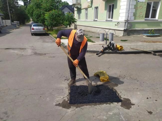 У Здолбунові відремонтували найбільш пошкоджені ділянки дороги на одній із вулиць