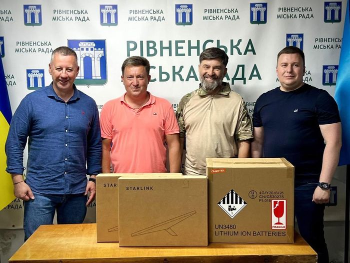 Рівне передало військовим 28 Starlink і 11 зарядних станцій Oukitel