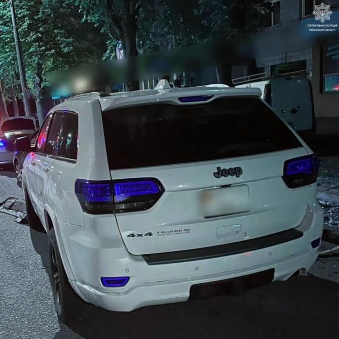 У Рівному Jeep врізався у припаркований Peugeot