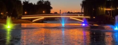 У Рівненському гідропарку відкрили міст із новою підсвіткою