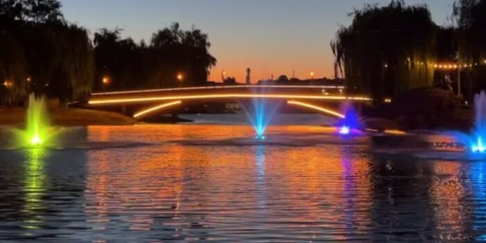 У Рівненському гідропарку відкрили міст із новою підсвіткою