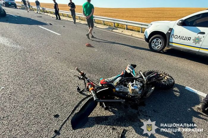 Мотоцикл зіткнувся з авто на Рівненщині: 16-річну дівчину забрали до лікарні без свідомості