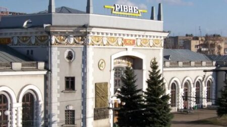 Низка потягів, які курсують через Рівненщину, затримується через російські атаки
