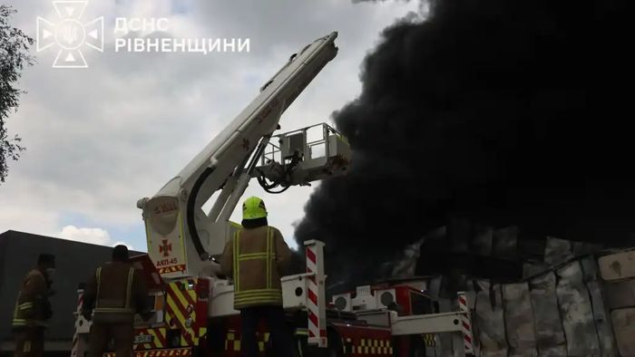 На Рівненщині масштабна пожежа знищила цех, склад і сонячну електростанцію