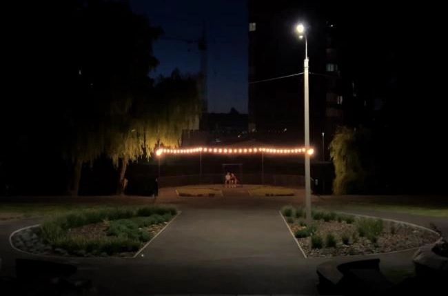У сквері Тараса Давидюка в Рівному встановили гойдалку та нові ліхтарі