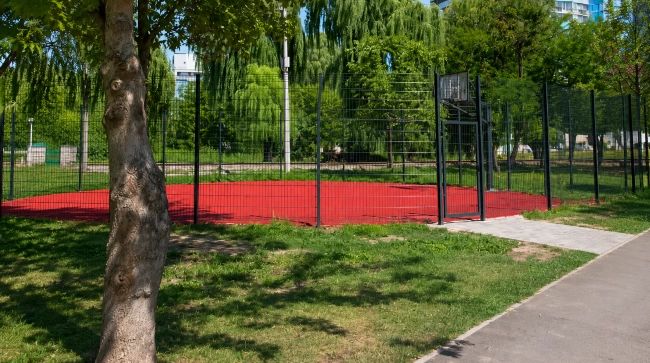 У Рівному відновили розмальований вандалами спортмайданчик: роботи оцінили у 150 тисяч