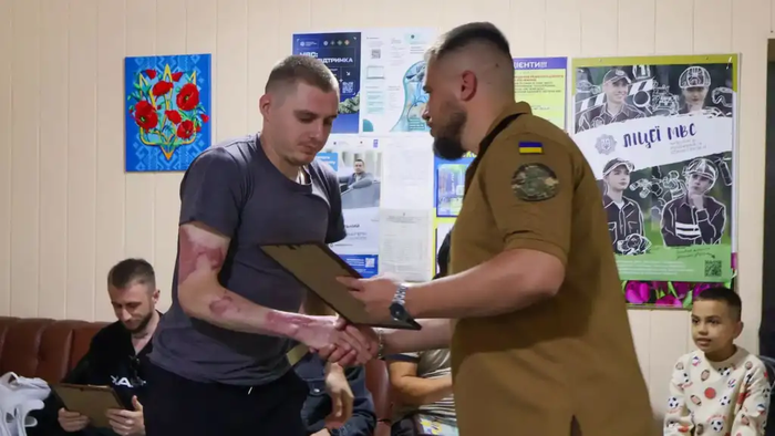 У Рівному поранених гвардійців відзначили грамотами під час лікування