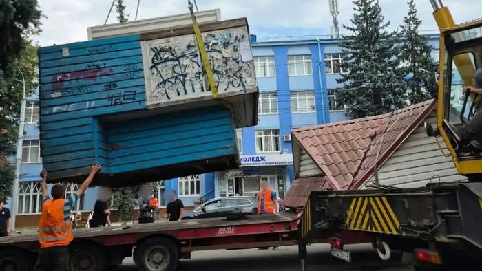 У центрі Рівного примусово демонтували дві занедбані споруди: адреси