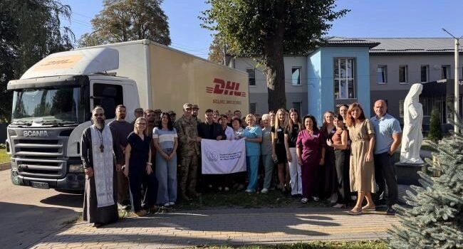 Медики Рівненської обласної лікарні передали захисникам вантажівку