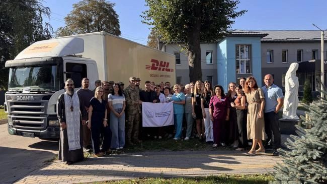 Медики Рівненської обласної лікарні передали військовим уже 14-те авто