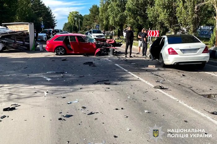 Три автівки та вантажівка зіткнулися у Вараші