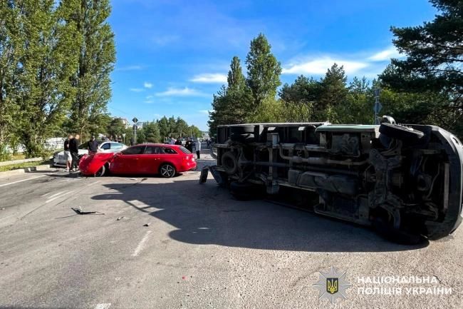 Три автівки та вантажівка зіткнулися у Вараші