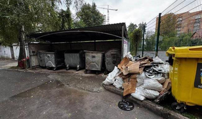 У Рівному біля контейнерів залишили меблі та будівельне сміття: куди їх можна здати